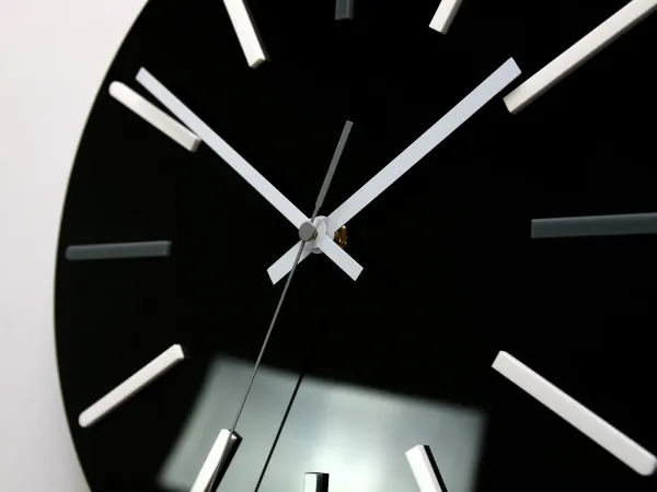 ModernClock Nástenné hodiny Modus 30 cm čierne