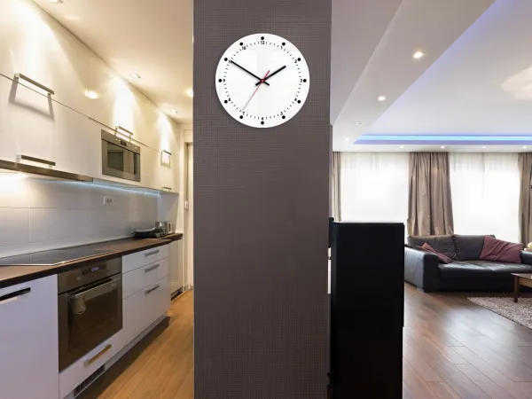 ModernClock Nástenné hodiny Mozes 28 cm čierne/biele