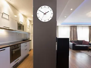 ModernClock Nástenné hodiny Mozes 28 cm čierne/biele