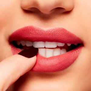 MAC Cosmetics Powder Kiss Velvet Blur Slim Stick matný hydratačný rúž odtieň Stay Curious 2 g