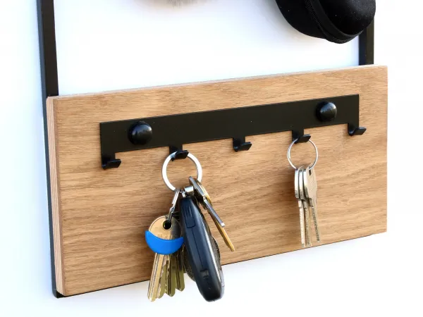 ModernClock Nástenná polička na kľúče Kluze 25 cm čierna/hnedá