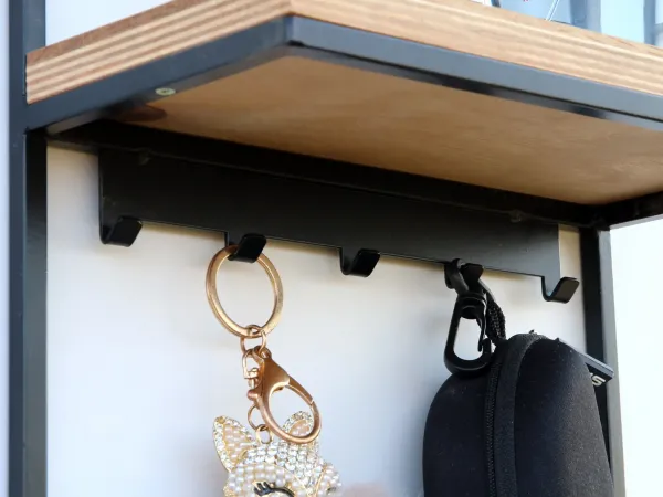 ModernClock Nástenná polička na kľúče Kluze 25 cm čierna/hnedá