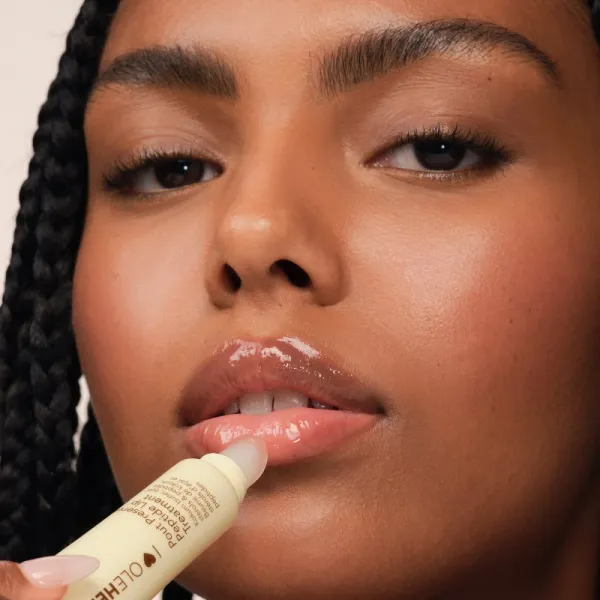 OLEHENRIKSEN Pout Preserve Peptide Lip Treatment hydratačný lesk na pery odtieň Vanilla Bonbon 12 ml