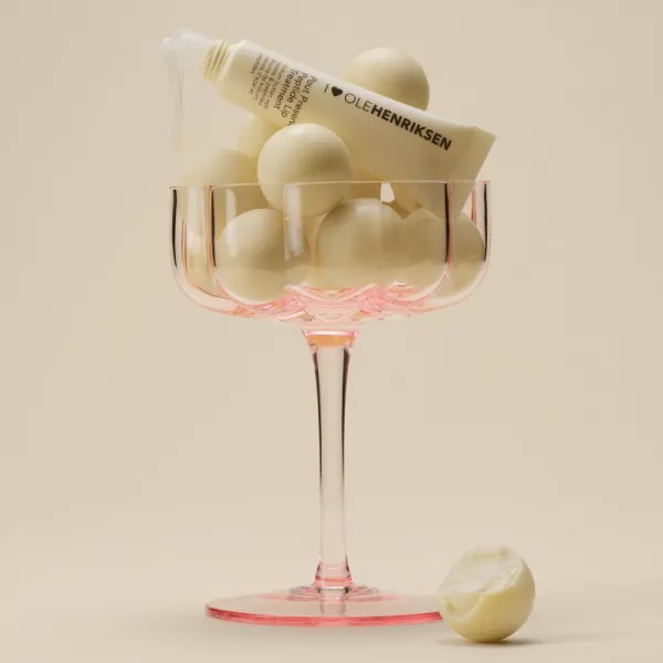 OLEHENRIKSEN Pout Preserve Peptide Lip Treatment hydratačný lesk na pery odtieň Vanilla Bonbon 12 ml