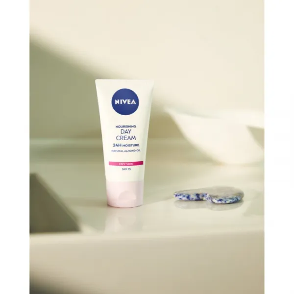 NIVEA Nourishing výživný denný krém pre suchú pleť SPF 15 50 ml