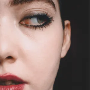 MÁDARA Come Closer posilňujúca riasenka 6 ml