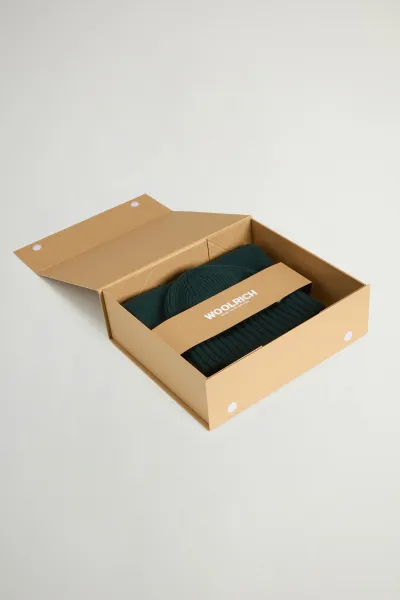 Set Čapica A Šál Woolrich Gift Box Dark Holly Green