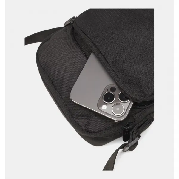 Malá taška cez rameno UNDER ARMOUR UA Essential Ripstop XB