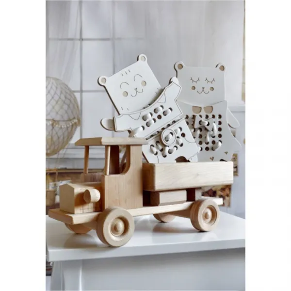 Milin Wooden Lacing Toy Mrs. Teddy aktivity hračka 22 cm x 16 cm x 0,7 cm 1 ks