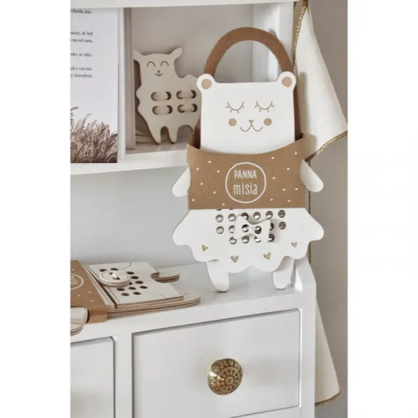 Milin Wooden Lacing Toy Mrs. Teddy aktivity hračka 22 cm x 16 cm x 0,7 cm 1 ks