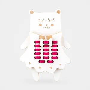 Milin Wooden Lacing Toy Mrs. Teddy aktivity hračka 22 cm x 16 cm x 0,7 cm 1 ks