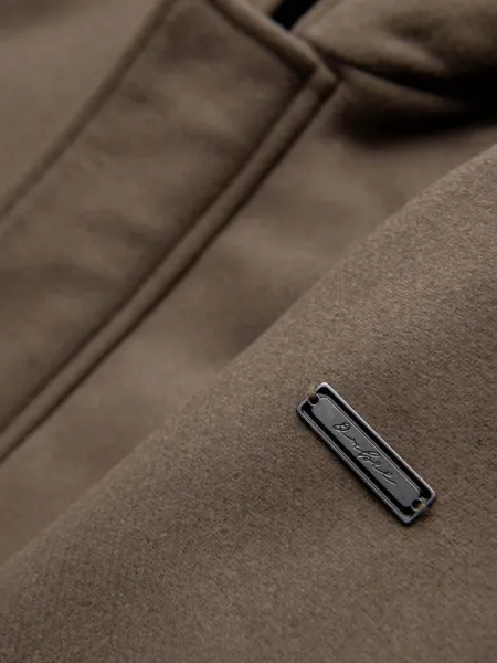 Trendy kabát na zimu pre mužov hnedý
