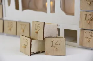 Drevený adventný kalendár s lesným motívom, 7 LED diód