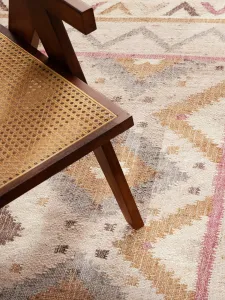 Koberec Elle Decoration Roya Imani krémový / viacfarebný