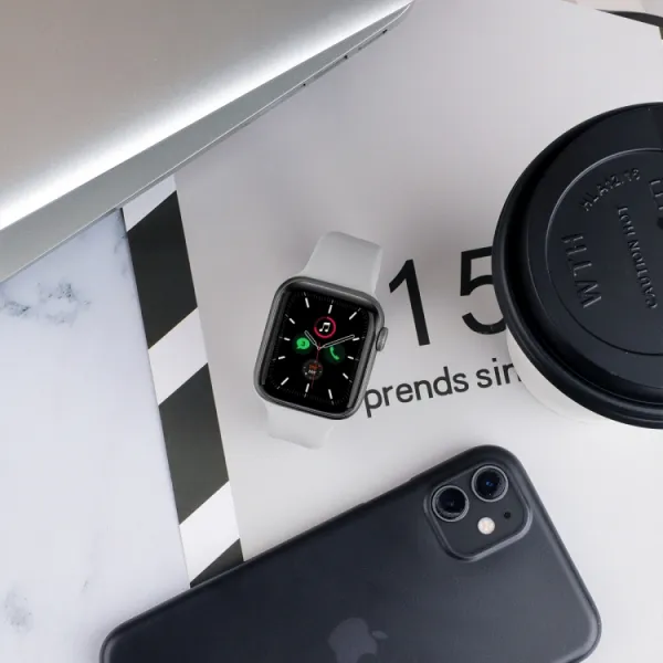 ELASTIC Remienok Apple Watch 9 / 8 / 7 (41 mm) / 6 / SE / 5 / 4 (40 mm) / 3 / 2 / 1 (38 mm) biely