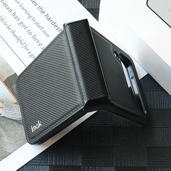 IMAK CARBON Ochranný obal pre Samsung Galaxy Z Flip4 5G čierny
