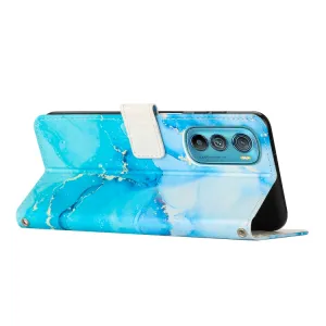 ART MARBLE Peňaženkový kryt s remienkom Motorola Edge 30 BLUE