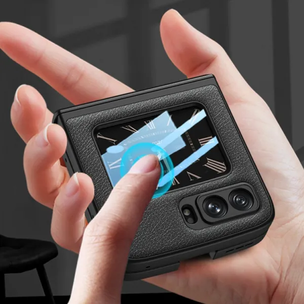 GKK MAGNETIC LEATHER Plastový obal Motorola Razr 2022 5G CARBON