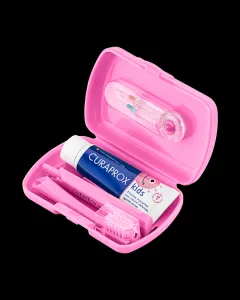 CURAPROX Kids travel set (ružový (1x zubná kefka, 2x medzizubná kefka CPS, 1x zubná pasta melón 6+ 10 ml, 1x nálepka) 1x1 set)