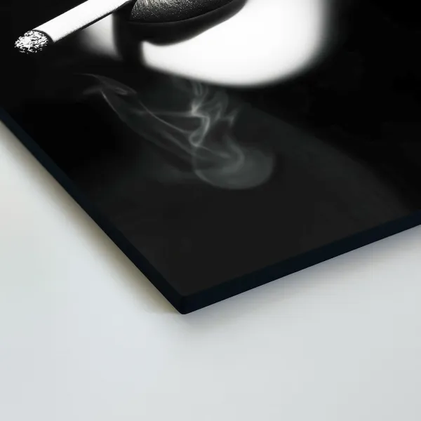 Čiernobiely glamour obraz - Žena s cigaretou