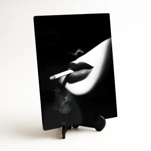 Čiernobiely glamour obraz - Žena s cigaretou