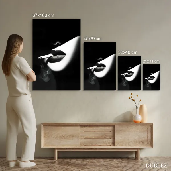 Čiernobiely glamour obraz - Žena s cigaretou