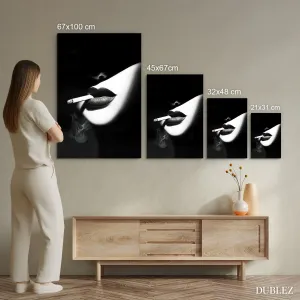 Čiernobiely glamour obraz - Žena s cigaretou