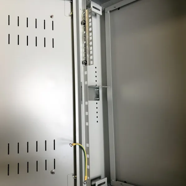 Datacom 19" rozvaděč pod omítku 4U+2U/150mm plech