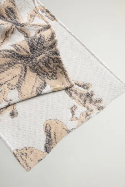 Šál Woolrich Wool Blend Jacquard Cape Cream Foliage