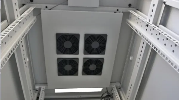 LEXI-Net 19" stojanový rozvaděč 27U 600x800 rozebiratelný, ventilační jednotka, termostat, kolečka, 600kg, sklo, šedý