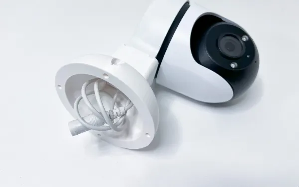 OEM TP-LINK držák/stojan pro kamery Tapo C500/C510W/C520WS/C530WS na stěnu a strop, bílý s krytkou kabelů (1ks)