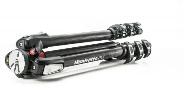 Manfrotto 055 Statív z uhlíkových vlákien so 4 sekciami a horizontálnym stĺpikom 44056