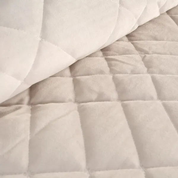 Elegantnávelvetováprikrývkanaposteľsgeometrickýmprešívaním-krémováŠírka:170cm|Dĺžka:210cm69782_125678