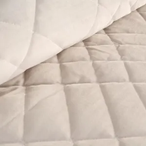 Elegantnávelvetováprikrývkanaposteľsgeometrickýmprešívaním-krémováŠírka:170cm|Dĺžka:210cm69782_125678