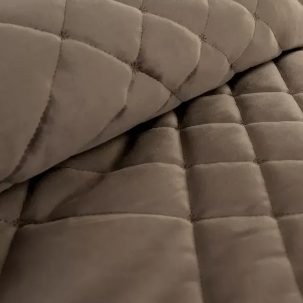 Elegantnávelvetováprikrývkanaposteľsgeometrickýmprešívaním-hnedáŠírka:220cm|Dĺžka:240cm69781_125674