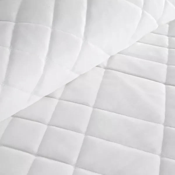 Elegantnávelvetováprikrývkanaposteľsgeometrickýmprešívaním-bielaŠírka:170cm|Dĺžka:210cm69780_125675