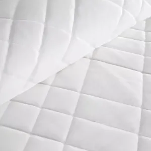 Elegantnávelvetováprikrývkanaposteľsgeometrickýmprešívaním-bielaŠírka:170cm|Dĺžka:210cm69780_125675