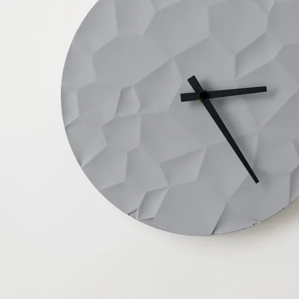 ODLITO ODLIATO Betónové nástenné hodiny Mesačný kráter – šedá – 30 cm – čierne ručičky