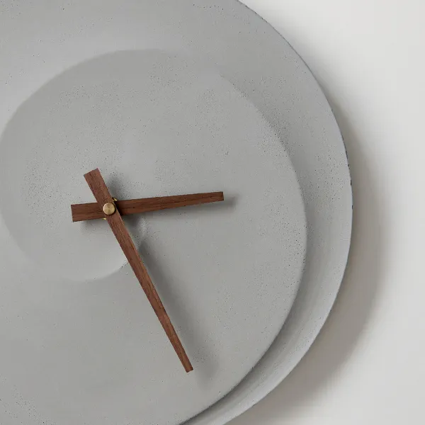 ODLITO ODLIETO Betónové nástenné hodiny Špirála – prírodná – 30 cm – hnedé ručičky