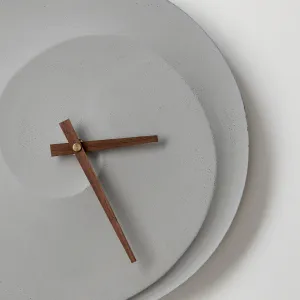 ODLITO ODLIETO Betónové nástenné hodiny Špirála – prírodná – 30 cm – hnedé ručičky
