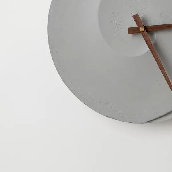 ODLITO ODLIETO Betónové nástenné hodiny Špirála – prírodná – 30 cm – hnedé ručičky