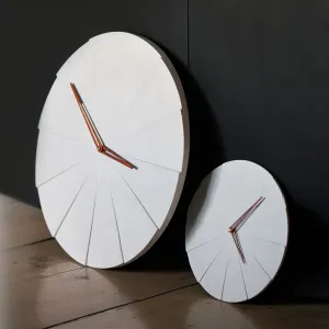 ODLITO ODLIATO Betónové nástenné hodiny Koláč – šedá – 50 cm – čierne ručičky