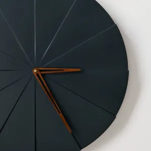 ODLITO ODLIATO Betónové nástenné hodiny Koláč – grafit (čierna) – 50 cm – hnedé ručičky
