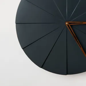 ODLITO ODLIATO Betónové nástenné hodiny Koláč – grafit (čierna) – 50 cm – hnedé ručičky
