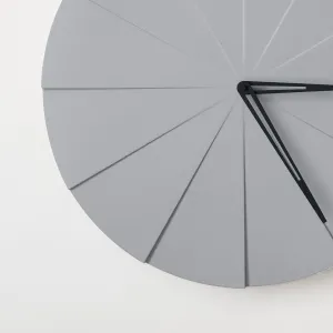 ODLITO ODLIATO Betónové nástenné hodiny Koláč – šedá – 50 cm – čierne ručičky