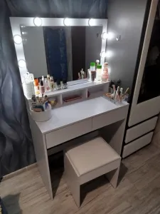 Hollywoodskykozmetickýtoaletnýstolíkstaburetkou–elegancia,štýlapraktickosťvjednom70220biela
