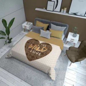 Modernýprehoznaposteľsnápisom„TheWildLove“–béžovo-krémováfarbaŠírka:200cm|Dĺžka:220cm70199_126229