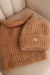 Legínovo Dámsky set: zimná čiapka a nákrčník s ozdobným emblémom v béžovej farbe Farba: Béžová, Veľkosť: UNI