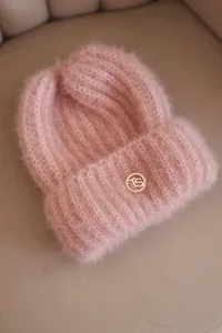 Legínovo Dámsky set: zimná čiapka a nákrčník s ozdobným emblémom v béžovej farbe Farba: Béžová, Veľkosť: UNI