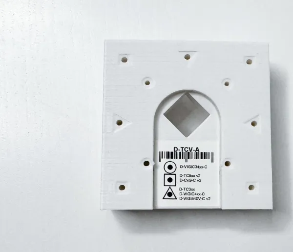 OEM TP-LINK adaptér držáků kamer D-TC3XX-C,D-TC5XX-C,D-TC5XX-CL pro uchycení na sloup (60-130mm), bílý s krytkou kabelů(1ks)